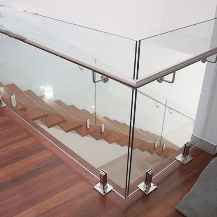Railing tangga baja dengan kaca